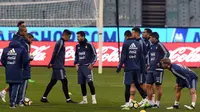 Penyerang Argentina, Lionel Messi (tengah) melakoni sesi latihan bersama rekan-rekannya di Melbourne, Kamis (8/6/2017). Argentina akan bersua Brasil pada partai persahabatan internasional, petang ini WIB. (AFP/Saeed Khan)