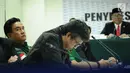 Ketum Partai Bulan Bintang, Yusril Ihza Mahendra (kiri) menyimak putusan sidang adjudikasi yang dibacakan anggota majelis Bawaslu di Jakarta, Minggu (4/3). Bawaslu mengabulkan permohonan gugatan PBB terhadap KPU. (Liputan6.com/Helmi Fithriansyah)