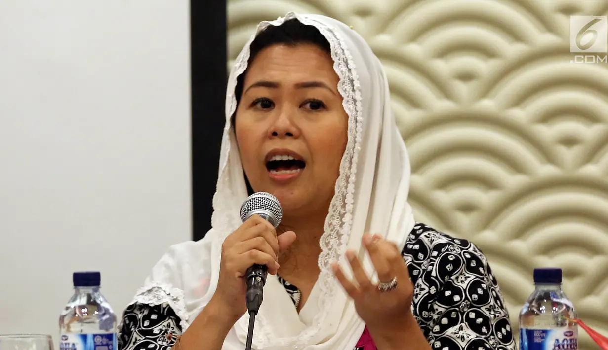 Yenny Wahid memberi pemaparan saat menjadi pembicara diskusi pada Forum terbuka di Jakarta, Senin (31/7). Forum tersebut membahas hubungan antara agama minoritas, mayoritas di Indonesia dan Amerika Serikat. (Liputan6.com/Johan Tallo)