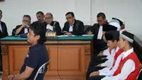 Saksi dari aparat kepolisian memberikan keterangan di persidangan tujuh terdakwa pengeroyokan Haringga Sirla. (Huyogo Simbolon)