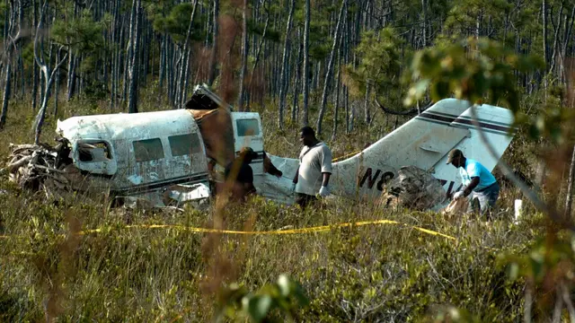 Proses Evakuasi Jenazah dan Puing-Puing Pesawat Cessna yang Dinaiki oleh Aaliyah dan Kru Produksi.