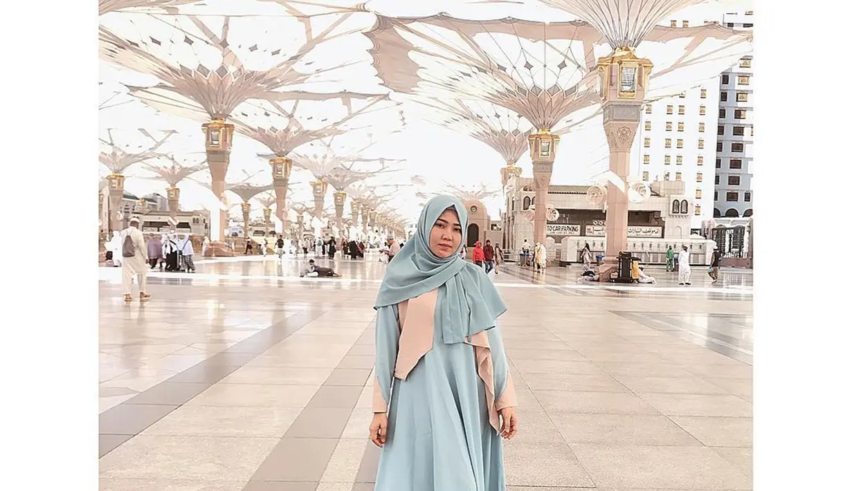 Via Vallen lahir di Surabaya, 1 Oktober 1991. Ia telah berkecimpung di musik dangdut sejak ia duduk di bangku SMP. Via terlihat cantik menawan saat dirinya mengenakan hijab dan baju berawarna pastel. (Liputan6.com/IG/@viavallen)