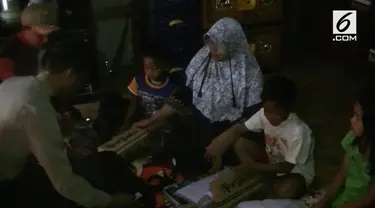 3 orang anak terlantar selama 8 tahun ditinggal kedua orangtuanya. Untuk hidup sehari-hari mereka mengandalkan bantuan dari para tetangga