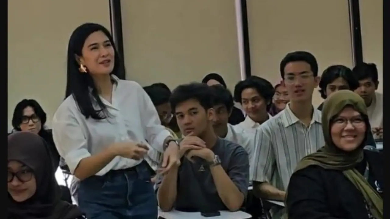 Gaya Kasual Dian Sastrowardoyo Saat Mengajar di Kampus, Pakai Kemeja Putih dan Celana Jeans.  foto; Instagram @therealdisastr