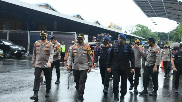 Pangdam Jaya Mayjen Dudung Abdurachman bersama Kakorlantas Polri Irjen Pol Istiono, Asops Kapolri Irjen Imam S, memantau langsung proses kedatangan vaksin COVID-19 yang tiba di Bandara Soekarno-Hatta pada Kamis (31/12/2020) sore ini.