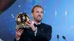 Pesepak bola Inggris, Harry Kane, memegang trofi penghargaan pemain terbaik saat menghadiri acara penganugerahan Ballon d&rsquo;Or di London Palladium Theatre, London, Inggris, Senin (26/10/2026). (AP Photo/Kin Cheung)
