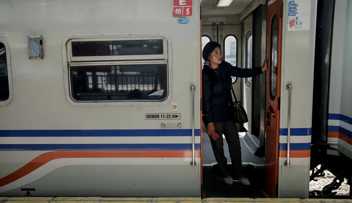 Calon penumpang berada di dalam kereta di Stasiun Pasar Senen, Jakarta, Senin (30/12/2019). PT KAI Daerah Operasi I mencatat sebanyak 23 persen tiket kereta api jarak jauh masih tersedia untuk masa angkutan Natal dan Tahun Baru 2020. (Liputan6.com/Faizal Fanani)