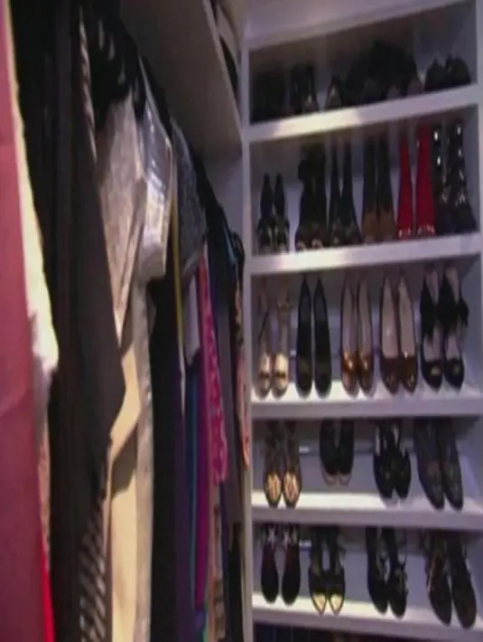 Pada sebuah sudut apartemennya, Kendall Jenner memiliki 2 ruang untuk menyimpan barang-barang favoritnya seperti baju, sepatu dan beberapa tas bermerk. (dailymail/Bintang.com)