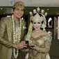 Lucky Hakim dan Tiara Dewi alias Syahrini KW akhirnya resmi menjadi suami-istri. Pernikahan Lucky dan Tiara berlangsung di Masjid At-Tien, Taman Mini Indonesia Indah (TMII), Jakarta. (Herman Zakharia/Liputan6.com)