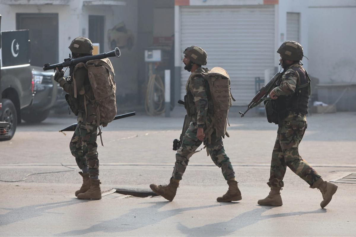 FOTO: Serangan Bom Bunuh Diri Hantam Markas Paramiliter di Peshawar