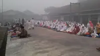 Kabut asap yang menyelimuti aktifitas shalat berjamaah Idhul Adha di Kota Palembang Sumsel tahun 2015 (Liputan6.com / Nefri Inge)