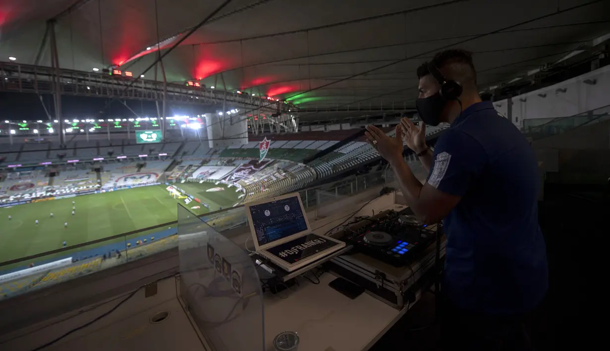 DJ Franklin Scheleger (29) memainkan suara dan lagu menyerupai gemuruh suporter selama pertandingan antara Fluminense dan Atletico Goianiense dalam babak lanjutan Kejuaraan Brasil di Stadion Maracana, Rio de Janeiro, Brasil, pada 2 September 2020. (AFP/Mauro Pimentel)