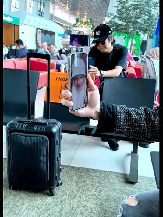 Tampak dalam video yang dibagikan, pengacara kondang itu bersama pengusaha dr Richard Lee di bandara saat hendak terbang ke Yogyakarta. Hotman tampak ngobrol dan siap membantu Inara menghadapi gugatan dari Virgoun. [Instagram/hotmanparisofficial]