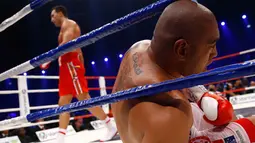 Wladimir Klitschko  berhasil mempertahankan gelar, Sabtu (26/4/2014)  setelah memukul KO di ronde kelima penantangnya dari Australia, Alex Leapa (Reuters/ Kai Pfaffenbach).