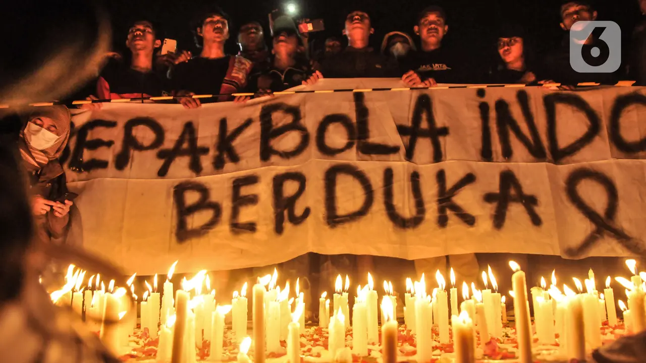 Aksi Seribu Lilin untuk Korban Kerusuhan Kanjuruhan di GBK