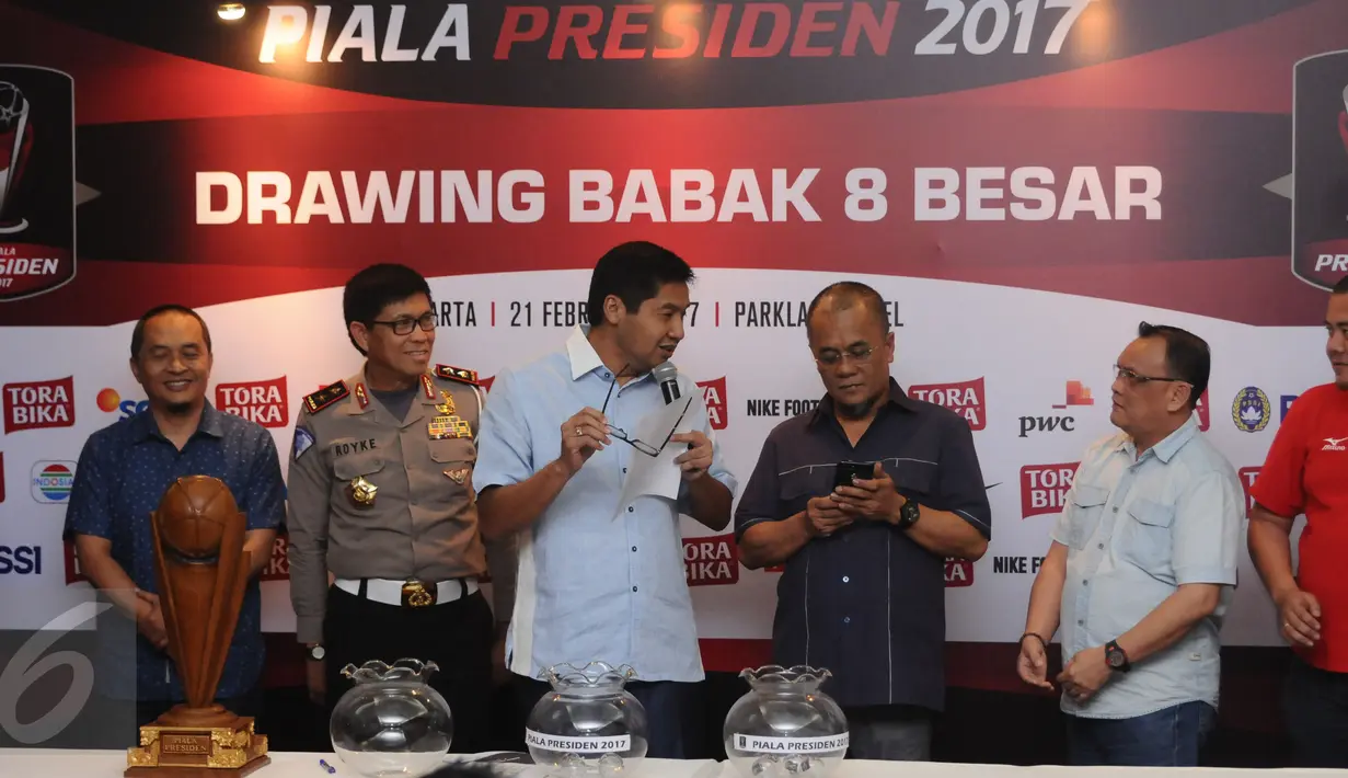 Ketua SC, Maruarar Sirait (tengah) berbincang bersama manager tim jelang pengundian jadwal pertandingan babak 8 besar Piala Presiden 2017 di Jakarta, Selasa (21/2). Babak 8 besar digelar di Stadion Manahan, Solo. (Liputan6.com/Helmi Fithriansyah)