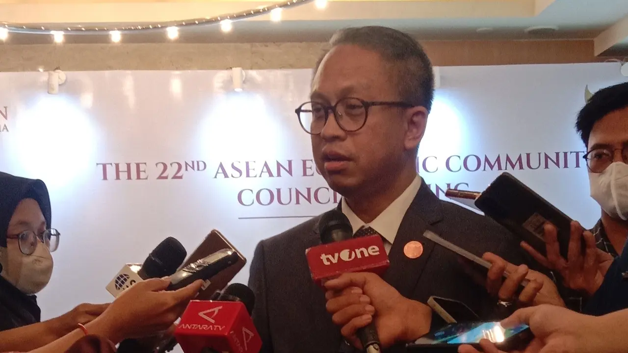 Deputi Bidang Koordinasi Kerja Sama Ekonomi Internasional Kementerian Koordinasi Bidang Perekonomian Edi Prio Pambudi. Edi juga menjabat sebagai Chair Senior Economic Official dari Indonesia ASEAN Economic Community Council.