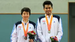 Pebulutangkis Ganda Campuran Indonesia, Tontowi Ahmad dan Liliyana Natsir, berpose di podium kemenangan di Gyeyang Gymnasium, Incheon, Korea Selatan, (29/9/2014). (Dok Humas PBSI/Nafielah)