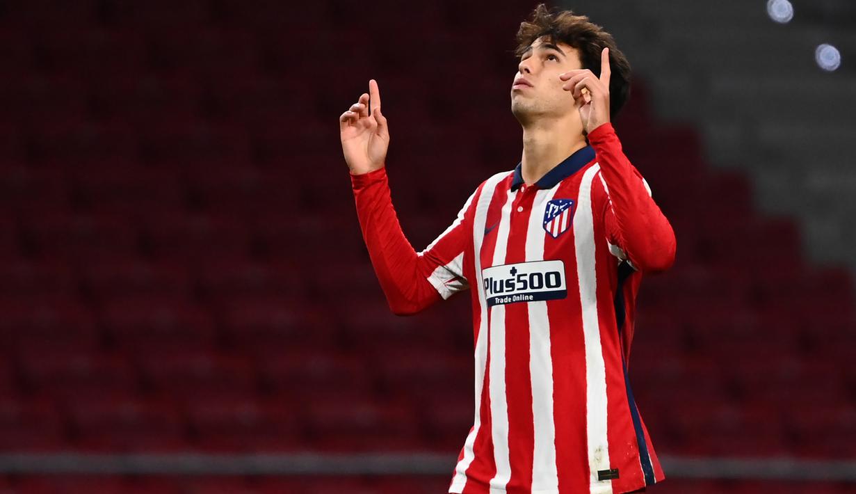 Penyerang Atletico Madrid, Joao Felix, merayakan gol yang dicetaknya ke gawang Salzburg pada laga Liga Champions 2020/2021 di Estadio Wanda Metropolitano, Rabu (28/10/2020) dini hari WIB. Atletico Madrid menang 3-2 atas Salzburg. (AFP/Gabriel Bouys)