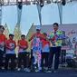 Pj Gubernur Jateng, Nana Sudjana (kanan) dan Sumarno (kiri), mengenakan jersey saat launching jersey Tour de Borobudur 2024 di Lapangan UIN Salatiga, Minggu (18/8/2024). Istimewa