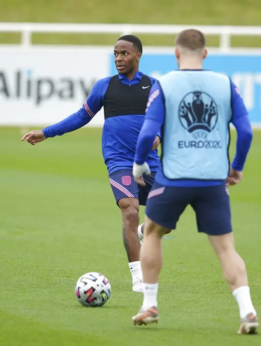Penyerang Inggris, Raheem Sterling membawa bola saat mengikuti sesi latihan di St George's Park, Burton upon Trent, Inggris, Sabtu (10/7/2021).  Inggris akan bertanding melawan Italia pada final Euro 2020 di Stadion Wembley. (AP Photo/Dave Thompson)