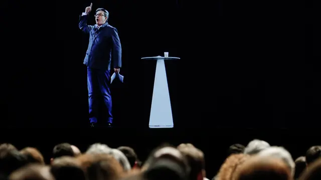 20170205-Capres Prancis Kampanye dengan Video 3D Hologram-Paris