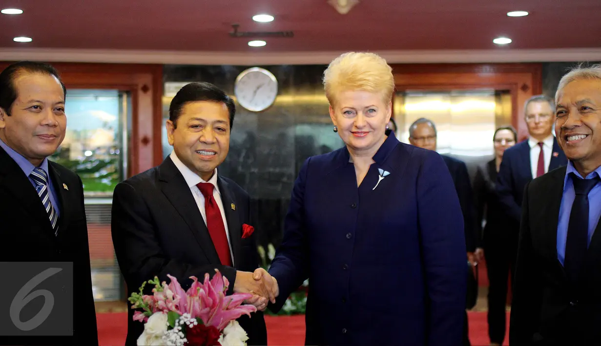 Ketua DPR Setya Novanto menyambut kunjungan Presiden Lithuania, Dalia Grybauskaitė ke Gedung MPR/DPR RI, Rabu (17/5). Kunjungan Presiden Lithuania memiliki arti penting bagi penguatan hubungan bilateral Indonesia - Lithuania. (Liputan6.com/Johan Tallo)