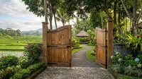 9 Model Pintu Gerbang Kayu untuk Rumah Pedesaan, Inspirasi yang Membuat Tampilan Depan Lebih Hidup