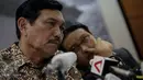 Menko Polhukam, Luhut Pandjaitan dan Menlu Retno L. P. Marsudi saat menggelar konferensi pers di Jakarta, Senin (12/10). Menurut Luhut, el nino menjadi tantangan utama mengatasi kebakaran lahan dan hutan pada tahun ini. (Liputan6.com/Faizal Fanani)