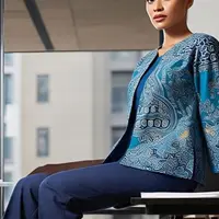Ilustrasi Model Blazer Batik Kombinasi Polos (Sumber Gambar: Meta AI)