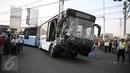 Bagian depan bus transjakarta tampak ringsek usai ditabrak kereta Senja Utama Solo di perlintasan Jalan Mangga Dua, Jakarta, Kamis (19/5). Kecelakaan tersebut melibatkan bus Transjakarta, mobil Avanza dan kereta api. (Liputan6.com/Faizal Fanani)