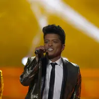 Lagu ‘Uptown Funk’ milik Bruno Mars dan Mark Ronson menjadi lagu paling sukses berdasarkan Official Charts Company. (Bintang/EPA)