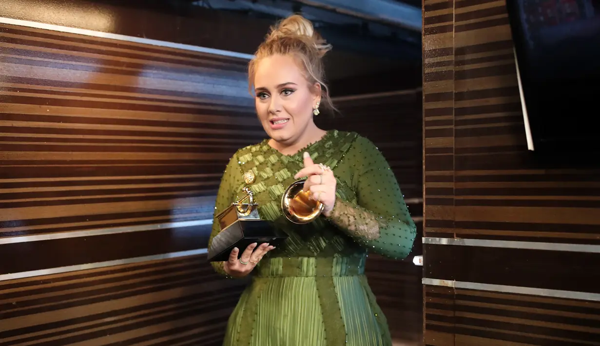 Ekspresi Adele usai memberikan sambutan di ajang Grammy Awards 2017 di Staples Center, Los Angeles, Minggu (12/2). Adele mematahkan piala Grammy yang diterimanya menjadi dua bagian yang didedikasikan untuk Beyonce. (AFP PHOTO/ KEVIN WINTER)