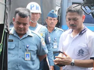 Citizen6, Jakarta: Aslog Pangkolinlamil Kolonel Laut (T) Riyadi Syahardani mengadakan pemeriksaan kendaraan antar jemput anggota (lyn), di Lapangan Apel Mako Kolinlamil, Tanjung Priok, Jakarta, Jumat (02/11). (Pengirim: Dispenkolinlamil).
