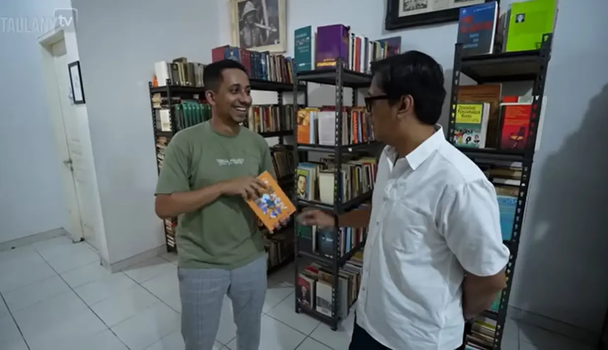 Habib Jafar mengaku sudah dua tahun menempati rumah tersebut. Sedangkan untuk bukunya, ia berburu lebih dari sepuluh tahun. [Youtube/Taulany TV]