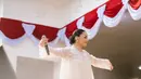Angel Pieters meramaikan acara HUT ke 81 RI di Istana Negara dengan kebaya encim lace. Dipadu dengan bawahan kain tenun Sumba [@angelpieters]