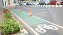 Jalur sepeda di Jalan Fatmawati Raya, Jakarta Selatan, Kamis (21/11/2019). Pemprov DKI menerapkan tilang kepada para penerobos jalur sepeda setelah uji coba selama beberapa bulan. (Liputan6.com/Immanuel Antonius)