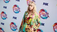 Busana Pelangi Taylor Swift Saat Hadiri Teen Choice Awards
