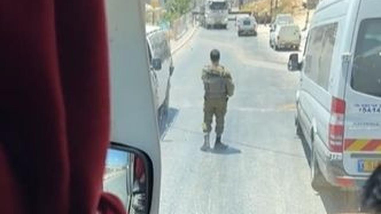 Dalam videonya, pria tersebut mengaku sempat dikejutkan dengan sejumlah tentara Israel.
