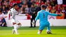 Pemain Liverpool Fabio Carvalho (kiri) menendang bola ke gawang Nottingham Forest pada pertandingan sepak bola Liga Inggris di City Ground, Nottingham, Inggris, 22 Oktober 2022. Liverpool dikalahkan dengan skor 0-1. (Joe Giddens/PA via AP)