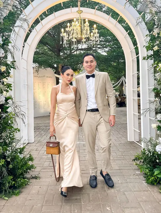 Dress tersebut ia padukan dengan heels berwarna hitam dan mini sling bag warna cokelat. [@merdioctav/@anissaaziza]