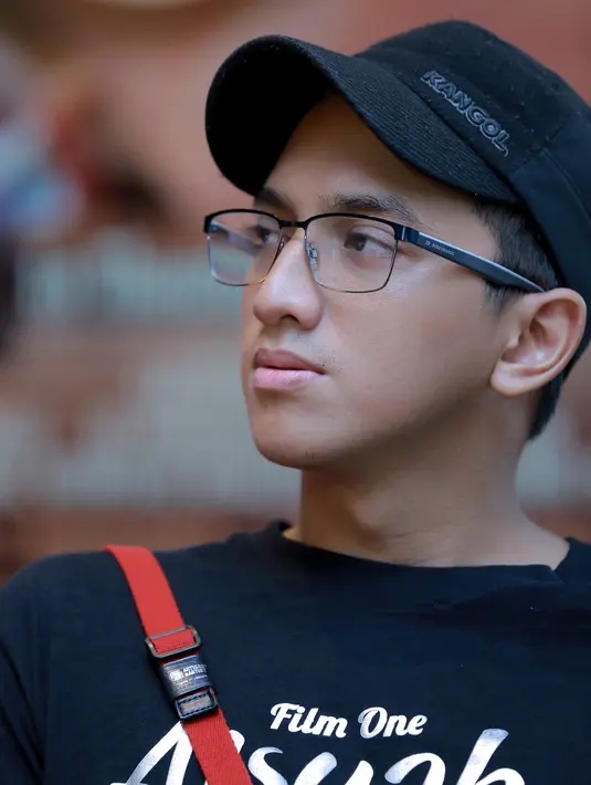 "Yang gak bakal gua lupain itu, salah satunya susah buang air besar. Ya karena susah dapetin airnya, satu lagi tidak ada pacar disana hahaha," jelasnya menambahkan. (Adrian Putra/Bintang.com)