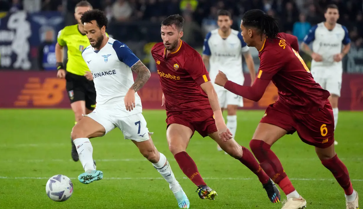 Pemain Lazio Felipe Anderson (kiri) mengontrol bola saat melawan AS Roma pada pertandingan sepak bola Liga Italia di Stadion Olimpiade Roma, Italia, 6 November 2022. (AP Photo/Gregorio Borgia)