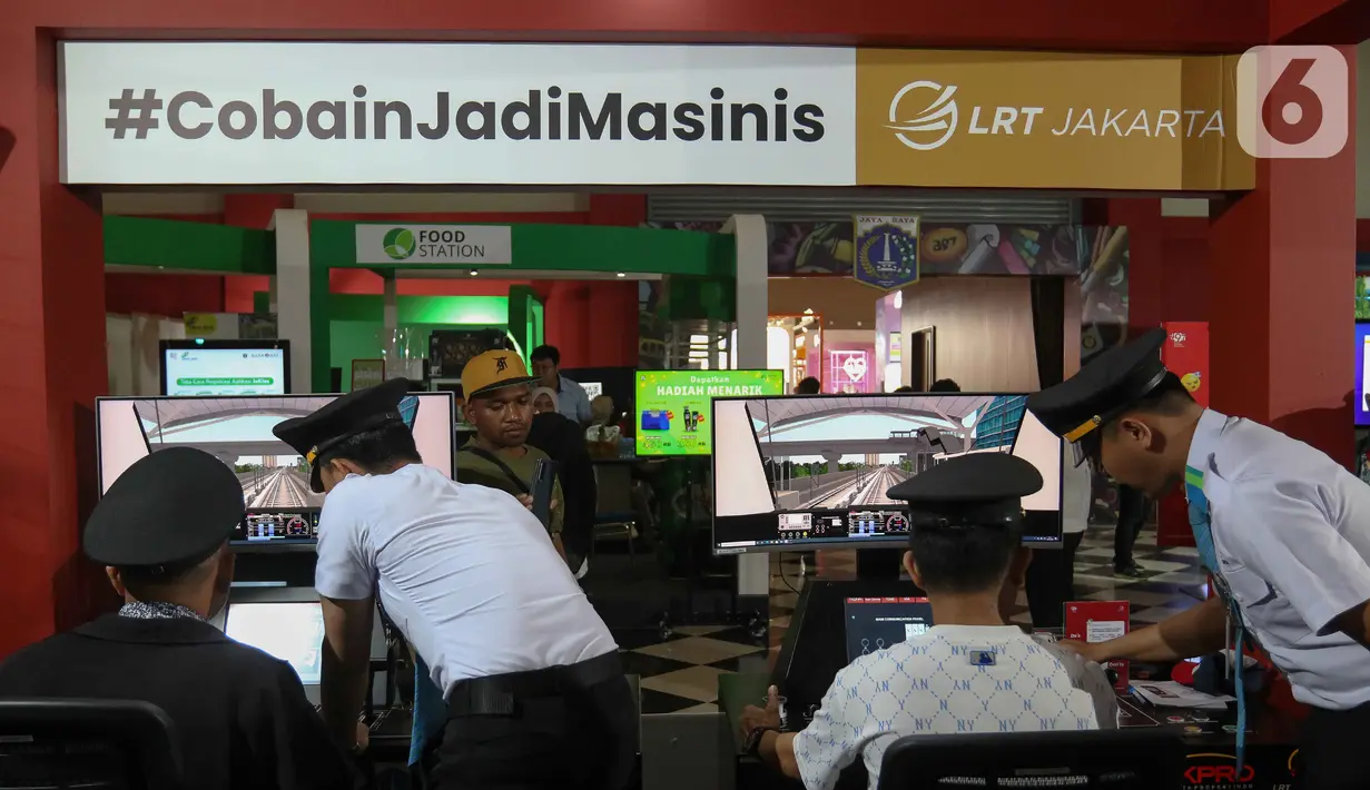Pengunjung PRJ bisa merasakan sensasi menjadi masinis LRT di di Hall C1 Jakarta International Expo Kemayoran, Jakarta. (Liputan6.com/Herman Zakharia)