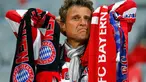 Kesedihan terpancar di wajah salah satu suporter Bayern Munich usai menyaksikan klub kesayangannya dipermalukan Real Madrid 0-4 di Allianz Arena, (30/4/2014). (REUTERS/Ralph Orlowski)