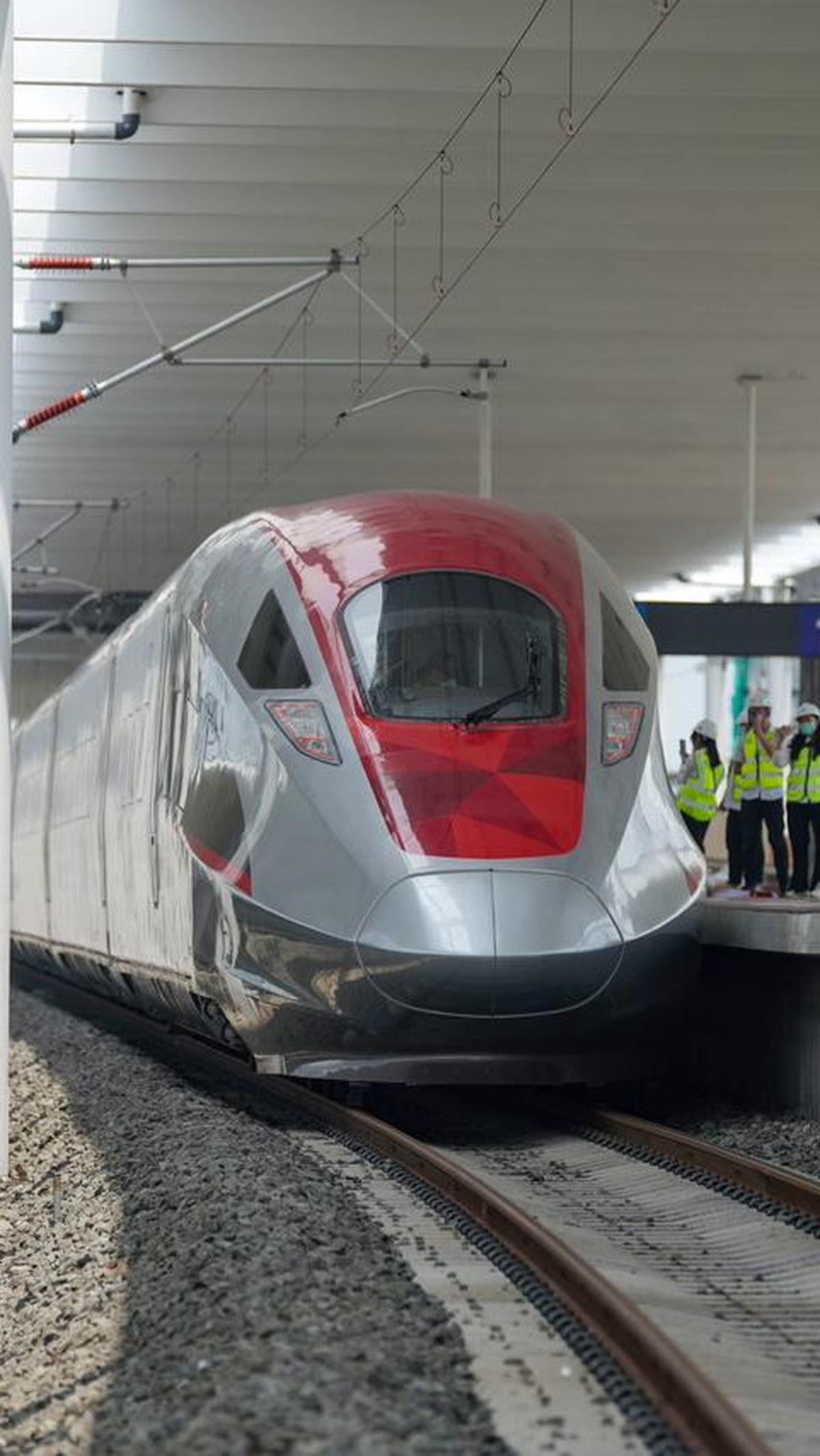 Lantas, apa perbedaan kereta cepat dengan kereta semi cepat?