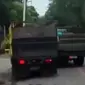 Pengemudi truk ugal-ugalan dihadang truk anggota TNI Angkatan Laut (Agoez_Bandz4)