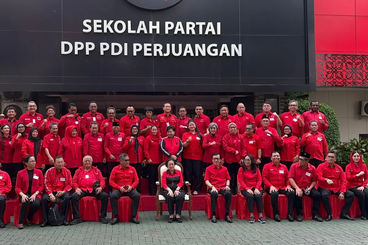 Ketua Umum PDI Perjuangan Megawati Soekarnoputri didampingi Sekretaris Jenderal DPP Partai, Hasto Kristiyanto menghadiri proses pendalaman kepribadian melalui psikotes yang dilakukan terhadap seluruh anggota Fraksi PDIP DPR RI.