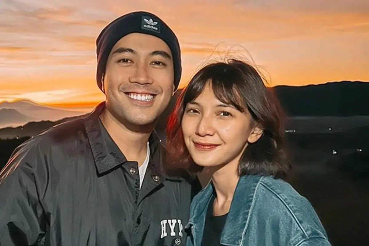 6 Potret Liburan Vidi Aldiano dan Sheila Dara di Gunung Bromo, Curi Perhatian