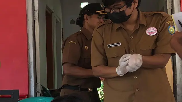 Dokter umum dari Puskesmas Kertasemaya, Indramayu, Pratama Kortizona